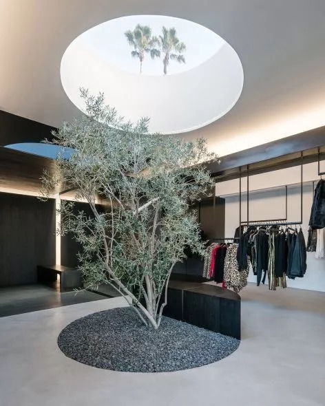 在極簡主義服裝店中，為心靈尋覓冥想空間